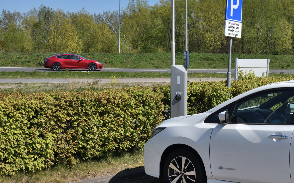 Een personenauto laadt op aan een laadpaal in Friesland